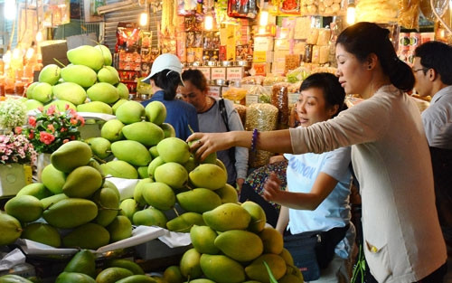 Tương tự rau xanh thì giá hoa quả cũng thường khó tránh khỏi cao hơn bình thường những ngày sau Tết. Ảnh: Baogiaothong.