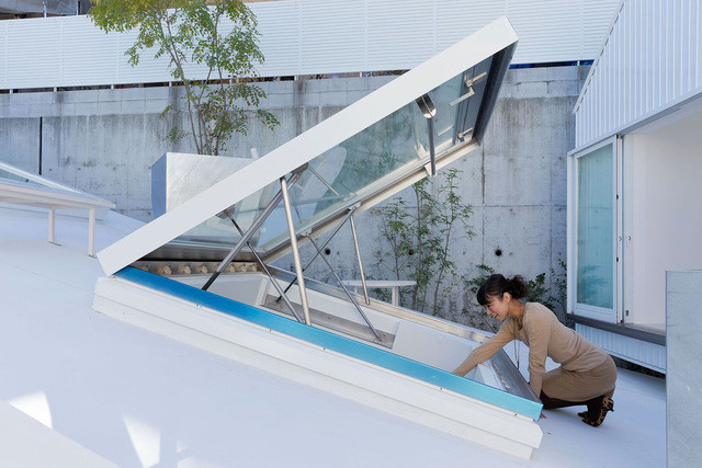 Khung cửa kính trên mái nhà có thể mở ra để đón nắng gió cho khắp không gian. Nguồn ảnh: Designboom.