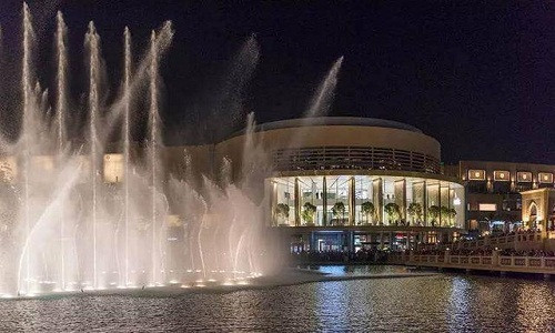 Đây là cửa hàng thứ 3 của hãng Apple tại vương quốc dầu mỏ Dubai, được thiết kế bởi công ty kiến trúc nổi tiếng Foster & Partners.