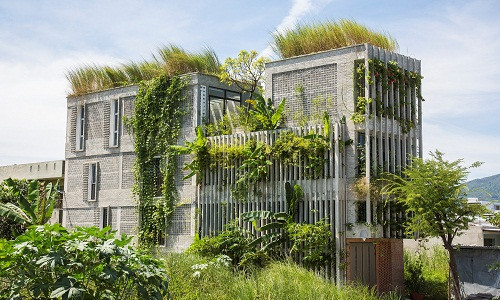 Tọa lạc tại số 297 Ngô Quyền, phường An Hải Bắc, quận Sơn Trà, Đà Nẵng, tòa nhà văn phòng 4 tầng nằm giữa khu đất rộng lớn thu hút người qua đường khi phủ đầy cây xanh.