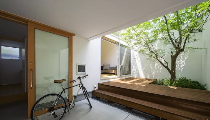 Không gian nhỏ đẹp được biến thành sân hiên ấm cúng hình chữ L. Ảnh: Homedit.