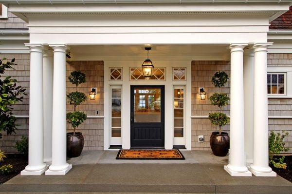 Mái hiên sang trọng, bề thế với trụ cột tròn và cây cảnh cắt tỉa nghệ thuật. Ảnh: House.