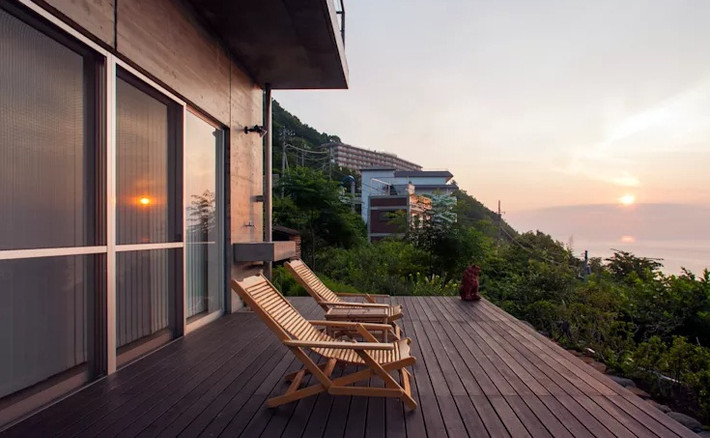 Hiên nhà trở thành điểm ngắm cảnh tuyệt vời, đắm mình vào thiên nhiên. Ảnh: Homedit.