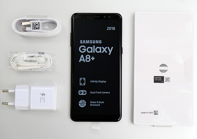 Trong hộp gồm có một chiếc Galaxy A8+ kèm các phụ kiện là sạc nhanh (9V/1,67A hoặc 5V/2A), cáp USB Type-C, tai nghe in-ear, một ốp lưng, que lấy SIM và sách hướng dẫn.