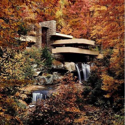 Tọa lạc trên dòng thác Bear Run, bang Pennsylvania (Mỹ), biệt thự Fallingwater được coi là một trong những công trình xây dựng đẹp nhất mọi thời đại của kiến trúc Mỹ.