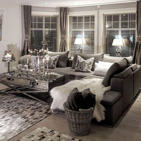 Sử dụng sofa quá lớn: Một bộ sofa lớn bày trong không gian gian rộng ở cửa hàng trông vẫn rất gọn gàng. Tuy nhiên, khi đưa về nhà, sofa chiếm quá nhiều diện tích khiến căn phòng trở nên chật chội.