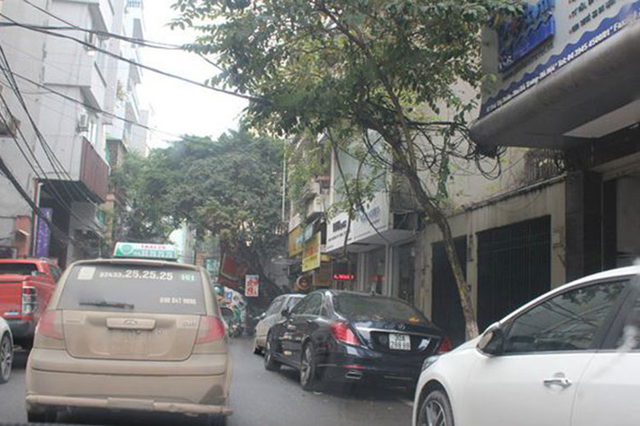 Phía ngoài mặt đường, xe đỗ kín 2 hàng khiến di chuyển vô cùng khó khăn.