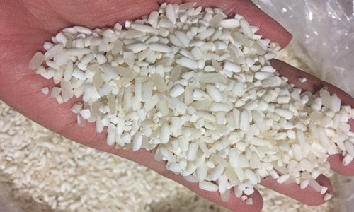 Gạo nếp hạt dài đang được rao bán với giá từ 25.000 - 30.000 đồng/kg, tương đương với giá gạo nếp Việt. Ảnh: Tô Nhi.