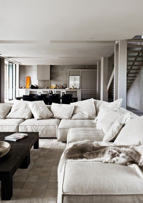 Thay vào đó, một sofa góc gọn gàng vừa đủ sử dụng vừa giúp bạn ăn gian diện tích. Hãy nhớ rằng, một bộ sofa góc lớn rất thích hợp với không gian mở.