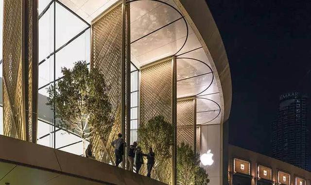 Nằm ngay cạnh khu nhạc nước hiện đại và lộng lẫy nhất Dubai, cách đó không xa là tháp Burj Khalifa - tòa nhà cao nhất thế giới nên cửa hàng này không kém gì những điểm du lịch hút khách nhất. Bạn có thể ngắm nhìn tháp Burj Khalifa ngay tại khu ban công dài 56m.