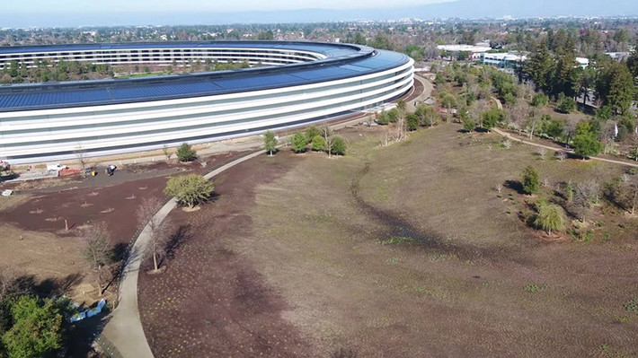 Có tên là Apple Park, trụ sở này được nhiều người gọi là "phi thuyền" nhưng người Apple gọi nó là "chiếc nhẫn". Toàn bộ phần bao ngoài trụ sở được trồng cây xanh tự nhiên.