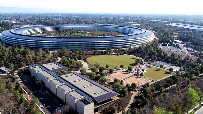 Apple cũng bố trí một phòng tập gym khổng lồ và 2 sân bóng rổ bên trong.