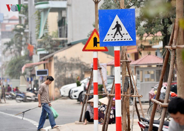 Dù chỉ dài 600m nhưng là khu vực đông dân cư, nhiều ngõ nhỏ nên biển hiệu dành cho người đi bộ được cắm dọc đường khá nhiều.