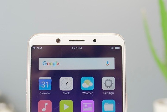 Oppo F5 (6,99 triệu đồng): Đây chính là một trong những đối thủ nặng ký nhất của Samsung Galaxy J7 Pro. Oppo nhấn mạnh vào khả năng chụp ảnh selfie của người dùng trẻ với camera độ phân giải 20 megapixel cho F5.