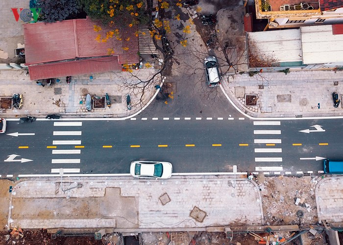 Những vạch kẻ đường chi tiết và còn rất mới.
