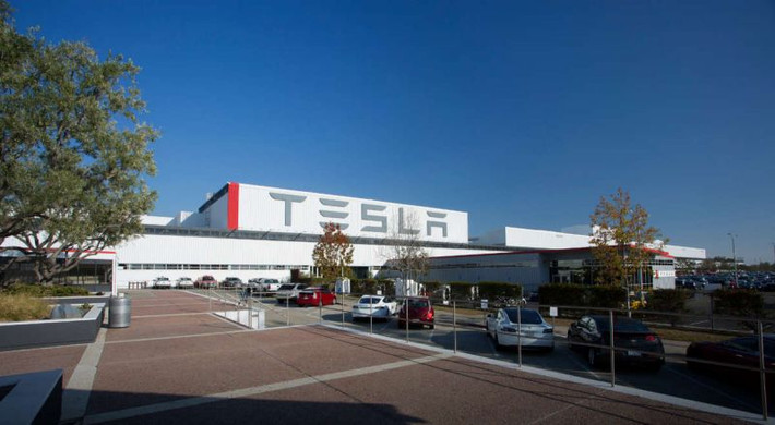 Tháng 11/2017, Tesla – thương hiệu sản xuất ô tô điện hàng đầu của Mỹ bị kiện bởi tập thể công nhân người da màu vì phân biệt chủng tộc tại một nhà máy ở California. Ảnh: Futurecar.