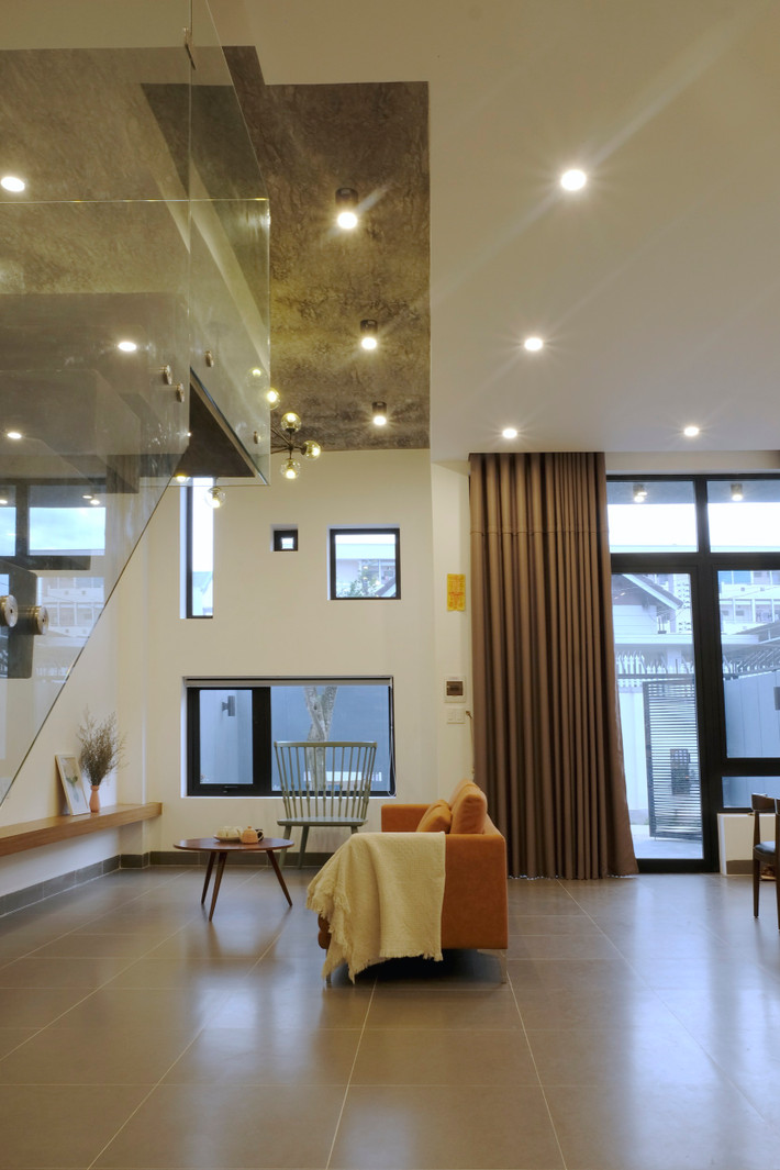 Những ô cửa xen kẽ giống như các khoảng trang trí trên tường. Nguồn ảnh: 7A architecture studio.