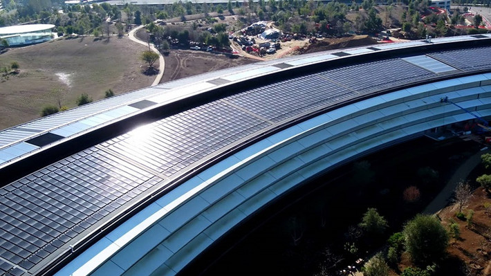 Người ngoài không thể vào bên trong trụ sở này. Đây là con đường rẽ vào nơi Tim Cook và các cộng sự làm việc.Tất nhiên, Apple vẫn có một khu vực dành cho khách tham quan, nơi bán đồ lưu niệm và quán cafe.
