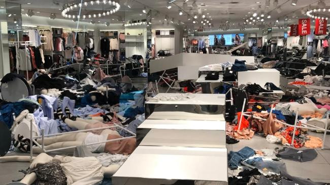 Người dân biểu tình, đập phá mọi cửa hàng H&M tại thành phố Johannesburg, Nam Phi. Ảnh: Newsapi.