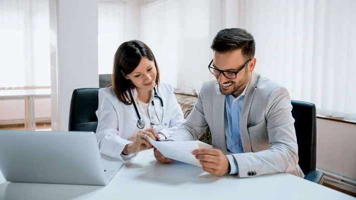 Chuyên gia tư vấn đạo đức y học - Thu nhập ước tính hàng năm: 73.167 USD Trong y học có rất nhiều vấn đề gây tranh cãi và công việc của một chuyên gia tư vấn đạo đức y học là giúp các bên liên quan đưa ra quyết định. Họ giúp đỡ các bác sĩ, bệnh nhân và gia đình họ giải quyết những vấn đề phức tạp xảy ra trong quá trình điều trị bệnh. Họ đưa ra những hướng dẫn về mặt đạo đức và pháp lý, xem xét các vấn đề ở góc độ khách quan, không định kiến.
