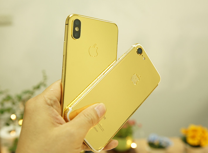 iPhone X mạ vàng đọ dáng cùng iPhone 7 mạ vàng.