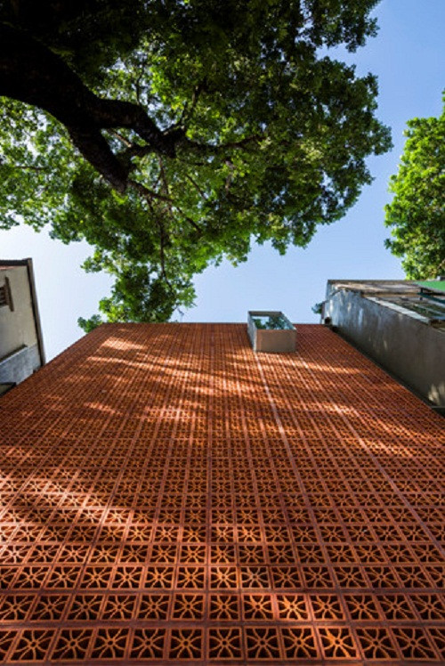 Từ ngoài vào, ngôi nhà kín như bưng bởi ba mặt đều không có cửa sổ.