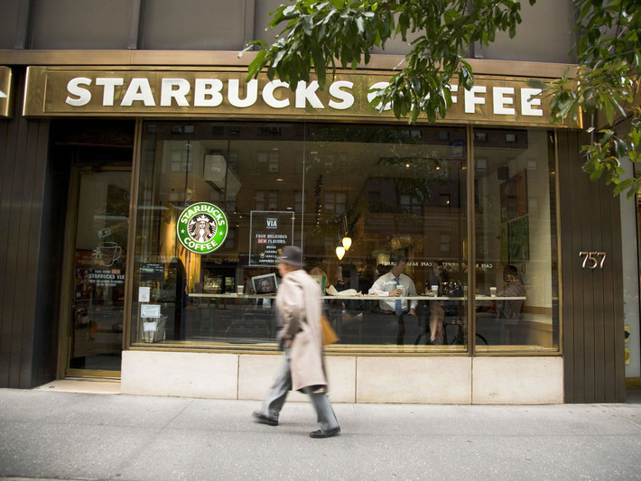 Trong năm 2017, một cửa hàng Starbuck tại Manhattan (Mỹ) bị khách hàng chỉ trích vì hành vi mang tính phân biệt chủng tộc với khách hàng gốc Á. Ảnh: Printest.