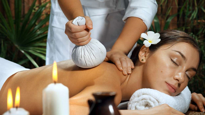 Chuyên gia trị liệu bằng phương pháp Ayurveda Ấn Độ (khoa học của sự sống) - Thu nhập ước tính hàng năm: 74.530 USD Đây là phương thức y học cổ truyền được phát triển tại Ấn Độ từ 5.000 năm trước nhắm tới sự cân bằng giữa cơ thể, trí óc và tinh thần. Những chuyên gia trị liệu theo phương thức này là người đánh giá và giám sát toàn bộ quá trình ăn uống và luyện tập của một người và đưa ra lời khuyên thay đổi khi cần thiết.