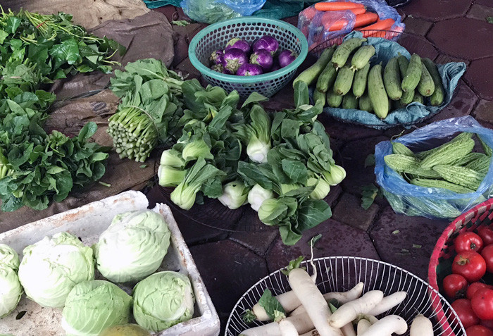Đây cũng chính là một nguyên nhân khiến nguồn cung rau ra thị trường ít hơn mọi năm. Ngoài ra, nhu cầu rau xanh trong mấy ngày Tết thường lớn nên cũng góp phần đẩy giá lên cao. Ảnh: Vietnamnet.
