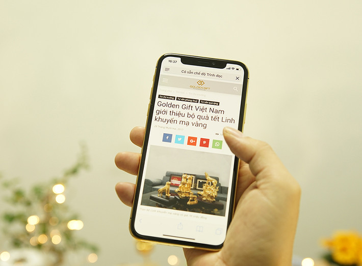 Khác với các đời iPhone cũ, quá trình mạ vàng cho iPhone X mất nhiều thời gian do mặt lưng là lớp kính sang trọng.