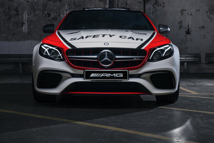 Phiên bản dẫn đường của Mercedes-AMG E63 S 4MATIC+ sẽ bắt đầu xuất hiện tại cuộc đua Liqui-Moly Bathurst vào tháng sau, chiếc sedan hiệu suất cao sở hữu động cơ 4.0 lít V8 turbo với công suất 603 mã lực (450 kW) và mô-men xoắn cực đại đạt 850Nm.