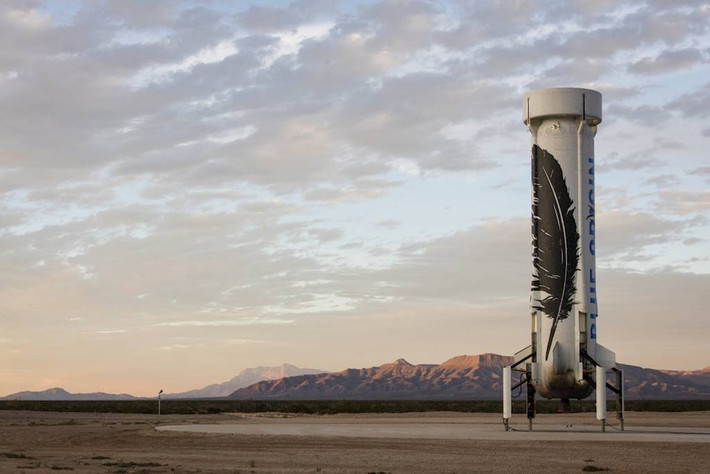 Đây cũng là cơ sở cho Blue Origin, công ty nghiên cứu về không gian của Jeff Bezos. Phía sau khu trang trại là một ngôi nhà với 12 phòng ngủ. Ảnh: BI.