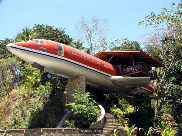Nhà độc đáo của bà Joanne Ussery (Mỹ) làm từ vỏ máy bay Boeing không chỉ có đầy đủ tiện nghi mà còn có cảnh quan tuyệt đẹp ai cũng phải ao ước. Ảnh: BI.