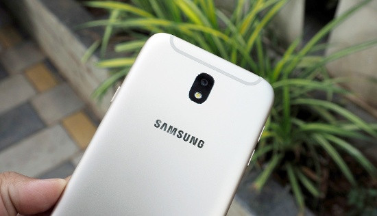 Ở thời điểm ra mắt, Galaxy J7 Pro được đánh giá là một trong số ít những smartphone có khả năng chụp đêm ấn tượng nhờ vào camera chính 13 megapixel, khẩu độ ống kính f/1.7. Điều này giúp máy có thể chụp được những điều kiện thiếu sáng tốt hơn so với các đối thủ trong cùng phân khúc, cũng như khả năng xoá phông tốt.