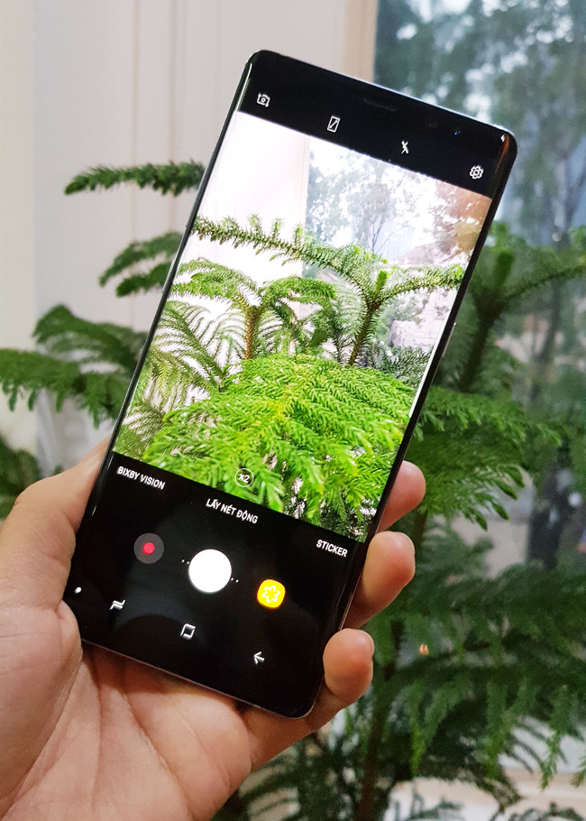 Máy được trang bị màn hình 6.3-inch công nghệ Super AMOLED, độ phân giải Quad HD+ (2960 x 1440p) mật độ điểm ảnh 521ppi.
