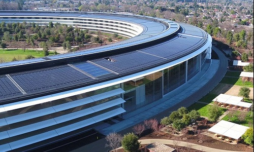Mặc cho 12.000 nhân viên của Apple đã đến và làm việc, trụ sở trị giá 5 tỷ USD của Apple đến nay mới chính thức hoàn thiện. Ở mặt trước là cánh cổng bằng kính được thiết kế 4 tầng.