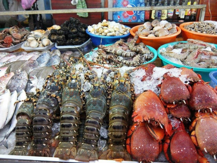 Các loại hải sải tươi sống như tôm, mực, ngao...sẽ cao hơn giá trong Tết từ 10.000 - 20.000 đồng/kg. Ảnh: Toplist.