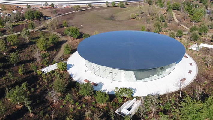 Đây là Steve Jobs Theater, trung tâm tổ chức sự kiện với 1.000 chỗ ngồi, nơi Apple ra mắt iPhone X và bộ đôi iPhone 8, 8 Plus tháng 9 năm ngoái. Phần lớn phóng viên công nghệ mới chỉ được tiếp cận khu vực này.
