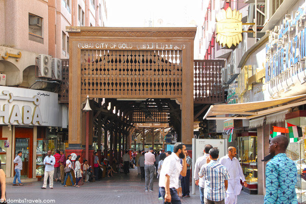 Khu chợ vàng Gold Souk nổi tiếng của Dubai nằm dọc đường Sikkat Al-Khail ở Deira, mở cửa từ 10-22h (thứ bảy tới thứ 5) và từ 16-22h vào thứ sáu. Ảnh: Goldpricesdubai.