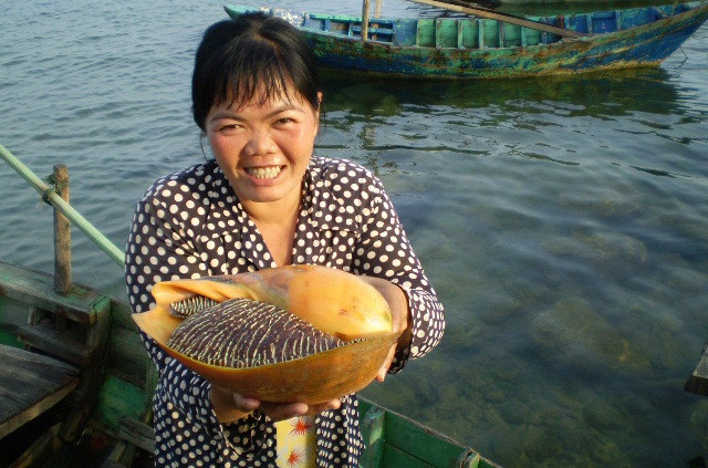 Ngoài hải sâm, để mưu sinh, nhiều ngư dân còn lặn biển săn bắt ốc, tôm hùm...Tất cả đều như đánh cược sinh mạng giữa biển khơi. Ảnh: Dân Việt.