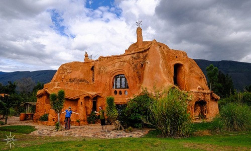 Tọa lạc tại Villa de Leyya, một vùng quê ở Colombia, ngôi nhà đất sét là công trình của kiến trúc sư Octavio Mendoza.