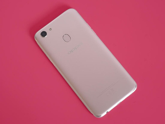 Camera sau của Oppo F5 cũng nổi bật không kém với độ phân giải 16 megapixel với ống kính f/1.8, hỗ trợ zoom 2x cho chất lượng hình ảnh tốt về chi tiết, màu sắc chính xác.