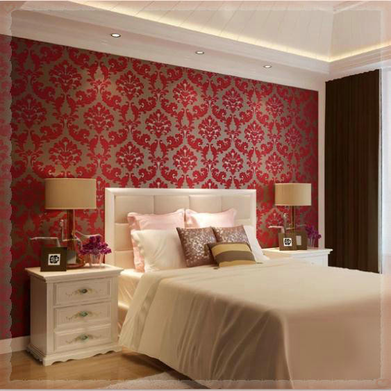 Sử dụng giấy dán tường màu đỏ sang trọng thể hiện ước mong một năm mới hạnh phúc, ấm áp.