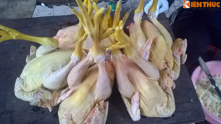 Thịt gia cầm là thực phẩm không thể thiếu trong ngày Tết. Với loại thịt gia cầm làm sẵn nên chọn loại có màu sắc tự nhiên, da kín, không có vết bầm. Ảnh: Nhụy Hồ.