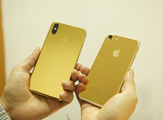 Với mức giá niêm yết iPhone X tại Việt Nam khoảng 30 - 35 triệu đồng, người dùng phải bỏ ra 40 - 50 triệu đồng để sở hữu iPhone X mạ vàng.