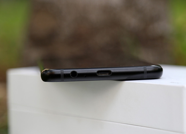 Galaxy A8+ được trang bị khung kim loại cao cấp và mặt lưng bằng kính cong 3D, trông liền mạch và thuận tiện cho việc cầm nắm và sử dụng.