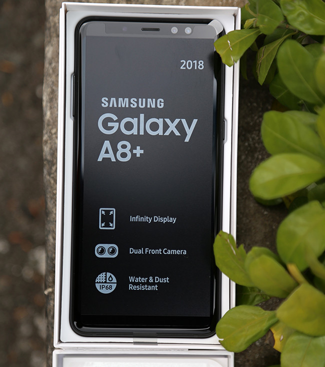 Với camera selfie kép, Galaxy A8+ của năm 2018 được giới thiệu là sẽ mang đến tính năng xóa phông chuyên nghiệp, giúp người dùng có được những bức ảnh "tự sướng" nghệ thuật có chiều sâu bằng cách xóa mờ hậu cảnh.