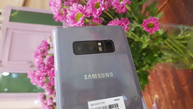 Galaxy Note8 được trang bị camera kép 12MP phía sau, trong đó một ống kính góc rộng: 12MP Dual Pixel AF, F1.7, với tính năng chống rung quang học (OIS), ống kính tele: 12MP AF, F2.4, OIS. Cho dù bạn đang di chuyển để khám phá một thành phố mới hoặc chạy bộ quanh sân nhà, OIS vẫn cho phép bạn chụp được những hình ảnh sắc nét.