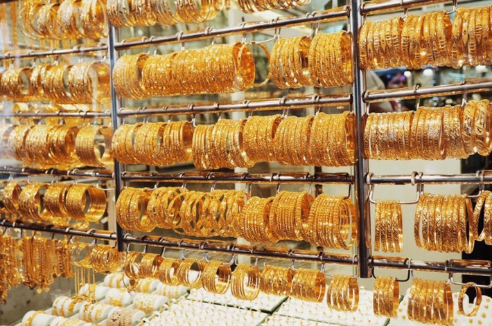 Tại đây, vàng được bán theo gram và kilogram thay vì bằng chỉ hoặc lượng như Việt Nam, hay bằng ounce như nhiều nơi khác trên thế giới. Ảnh: Whileimyoung.