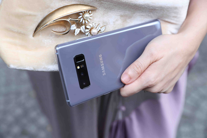 Galaxy Note 8 được trang bị camera kép 12 MP ở mặt lưng tạo ra hiệu ứng live focus (làm mờ hậu cảnh, tôn lên chủ thể), chống rung quang học và tính năng Dual Capture thu được ảnh cận cảnh và ảnh góc rộng cùng một lần bấm nút chụp. Ảnh: Dai Ngo - Lienchi Nguyen .